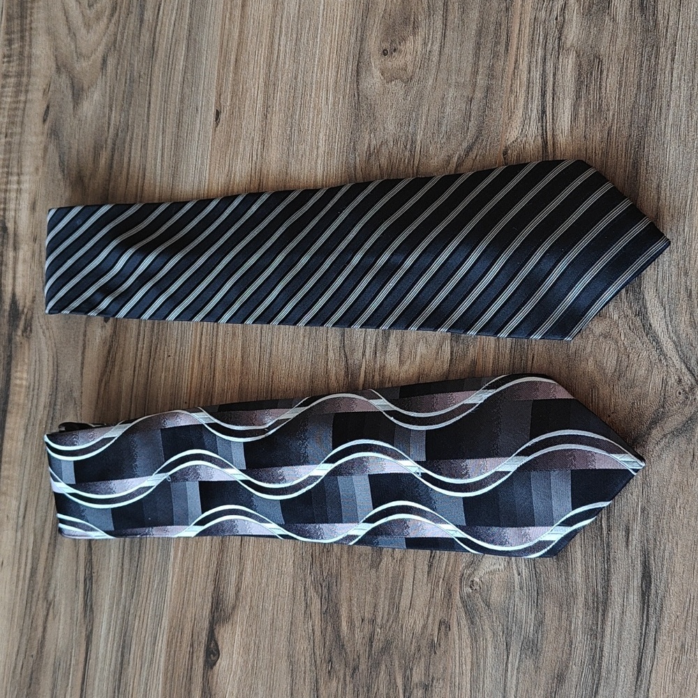 VGUC Pair of silk ties